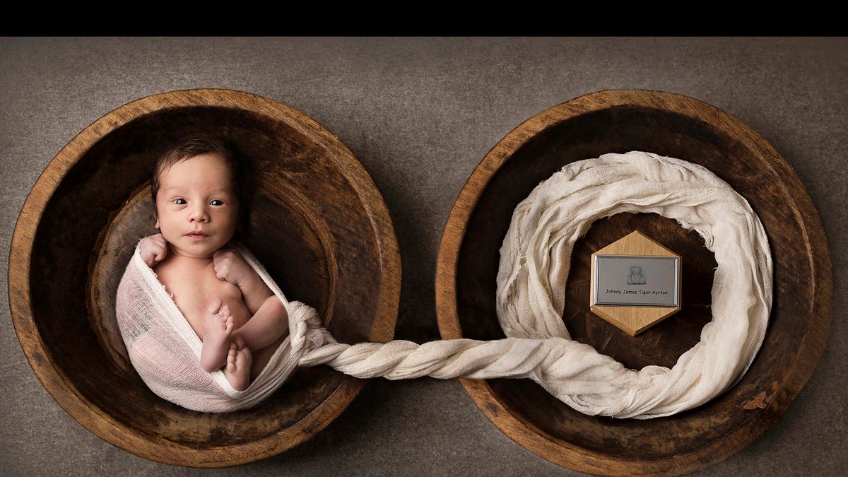 Wzruszające zdjęcie noworodka z prochami zmarłego brata bliźniaka 1