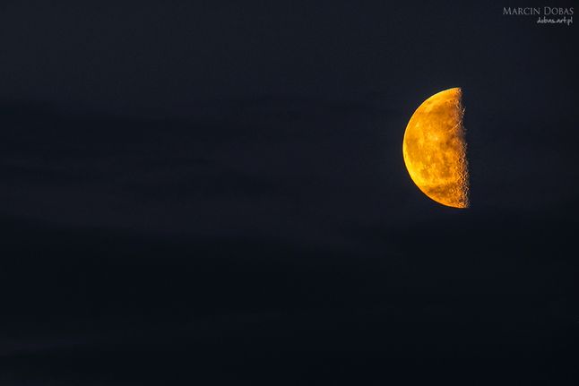 Fotografia samego księżyca na tle czarnego nieba