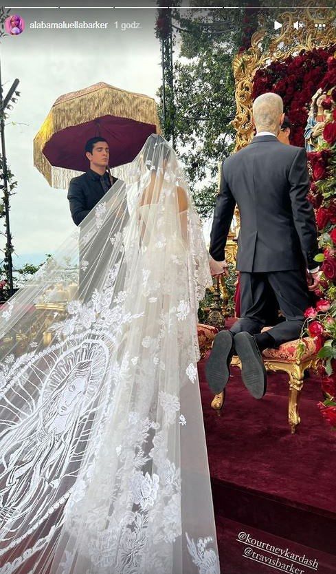 Stylizacja ślubna Kourtney Kardashian, w tym welon z wizerunkiem Matki Boskiej 