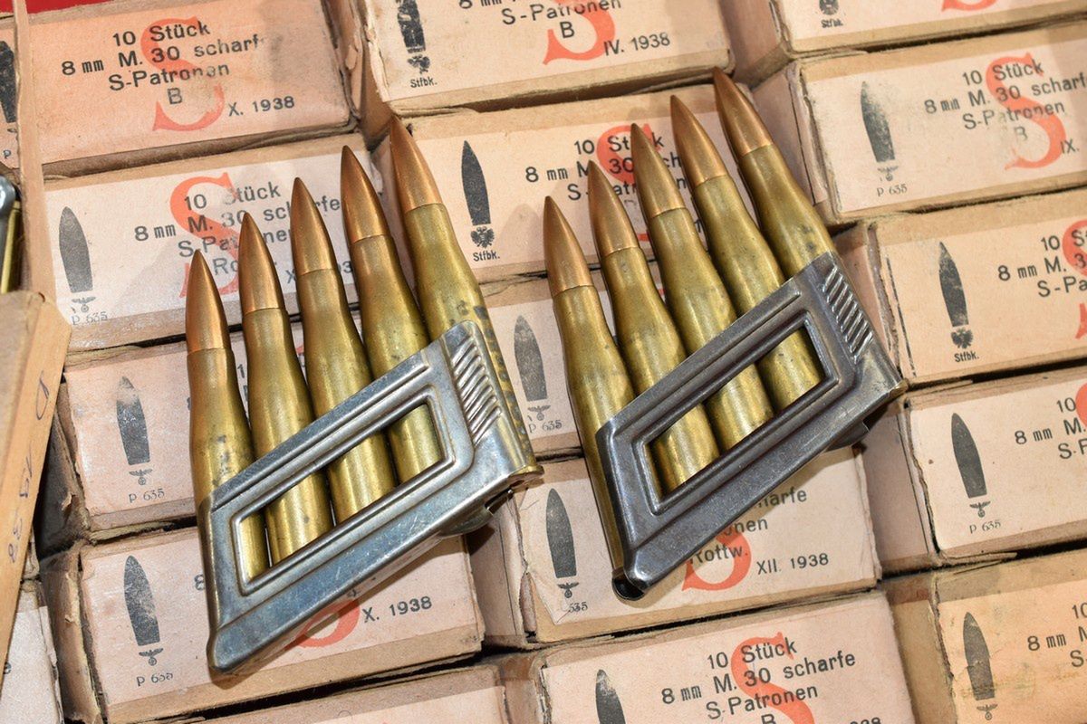 Amunicja 8x56R w mosiężnej łusce.