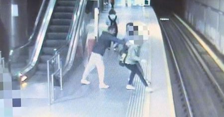 Chciał zabić w metrze. Napastnik pozostaje nieuchwytny