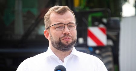 Urzędnik do zwolnienia, bo minister spóźnił się na samolot. Ta historia to paliwo na jesienne protesty