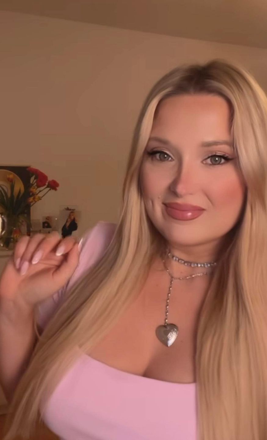 Gosia Andrzejewicz wdzięczy się i rozprawia o kanonach piękna