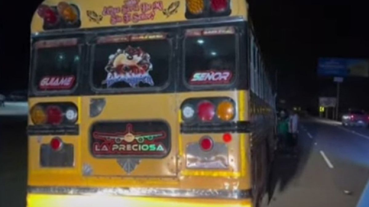 Na zdjęciu: ostrzelany autobus