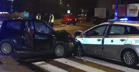 Pościg za kierowcą Citroena. Mężczyzna staranował radiowóz, potem zaczął uciekać pieszo