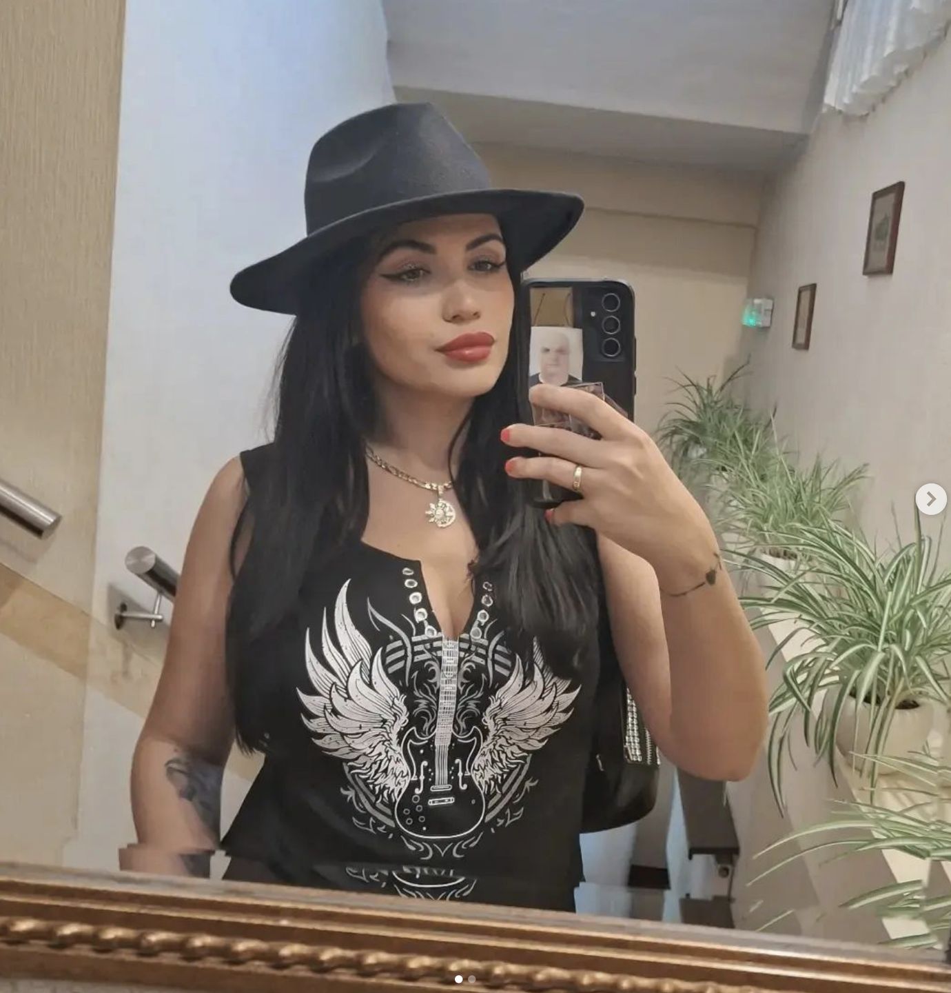 Karolina Skiba topless pałaszuje lody w ogrodzie