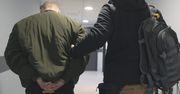 Zatrzymani w sprawie pożaru przy ulicy Kłobuckiej w Warszawie przy areszcie śledczym.
