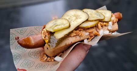Ten adres znają wszyscy w Kopenhadze. Serwują najlepsze hot dogi, a cena wcale nie jeży włosów na głowie