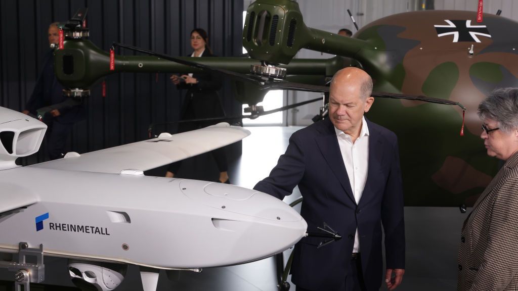  Kanclerz Niemiec Olaf Scholz przygląda się dronowi Rheinmetall na targach lotniczych ILA Berlin Air Show 2024