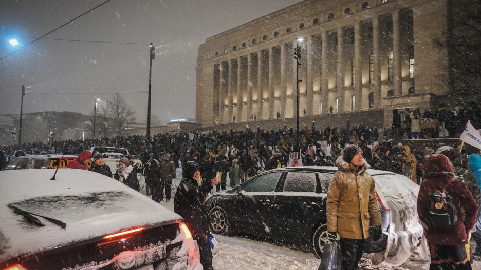 Protest pod fińskim parlamentem. Zdjęcie ilustracyjne