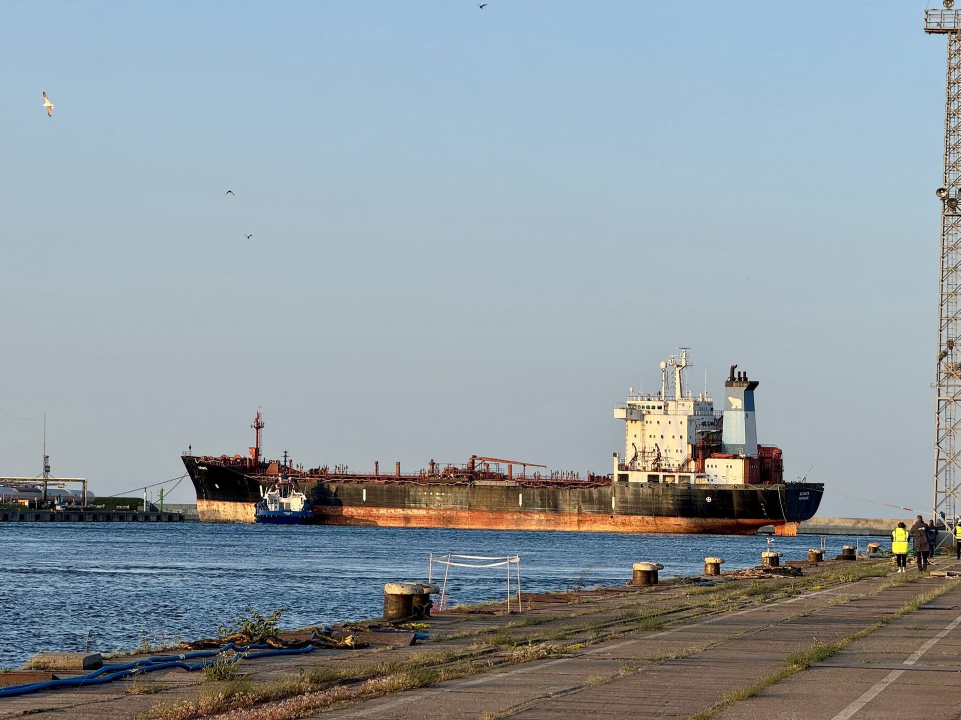 Statek Khatanga wyprowadzany z Portu Gdynia. Zdjęcie z X.com
