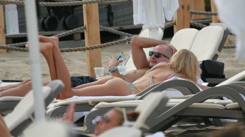 Bartosz Kurek i Anna Kurek opalają się w Sopocie