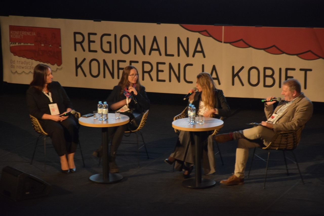 Wągrowiec: Liderki, twórczynie i działaczki wzięły udział w Regionalnej Konferencji Kobiet "Od tradycji do nowoczesności"