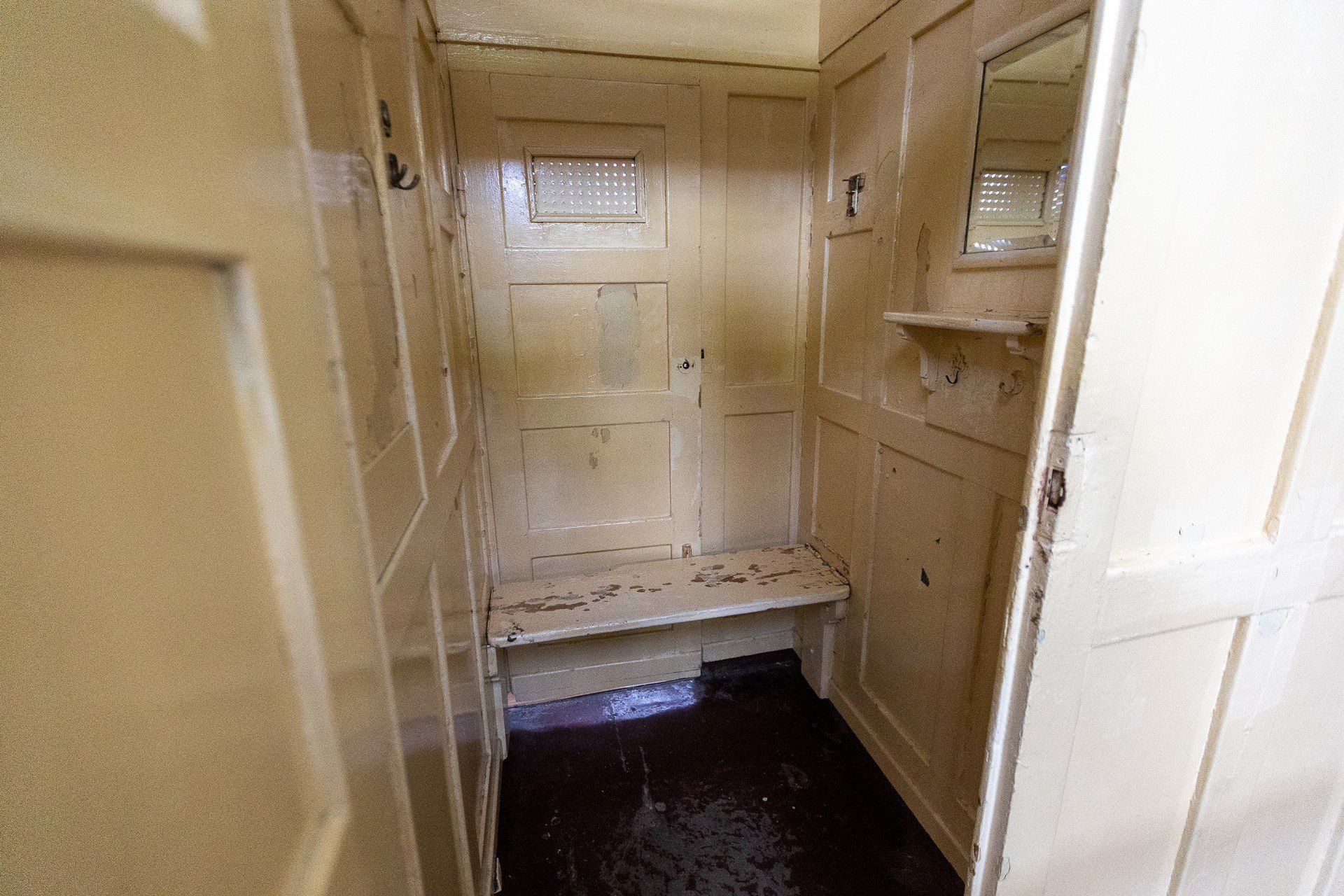 Szatnia z oryginalnymi kryształowymi lustrami