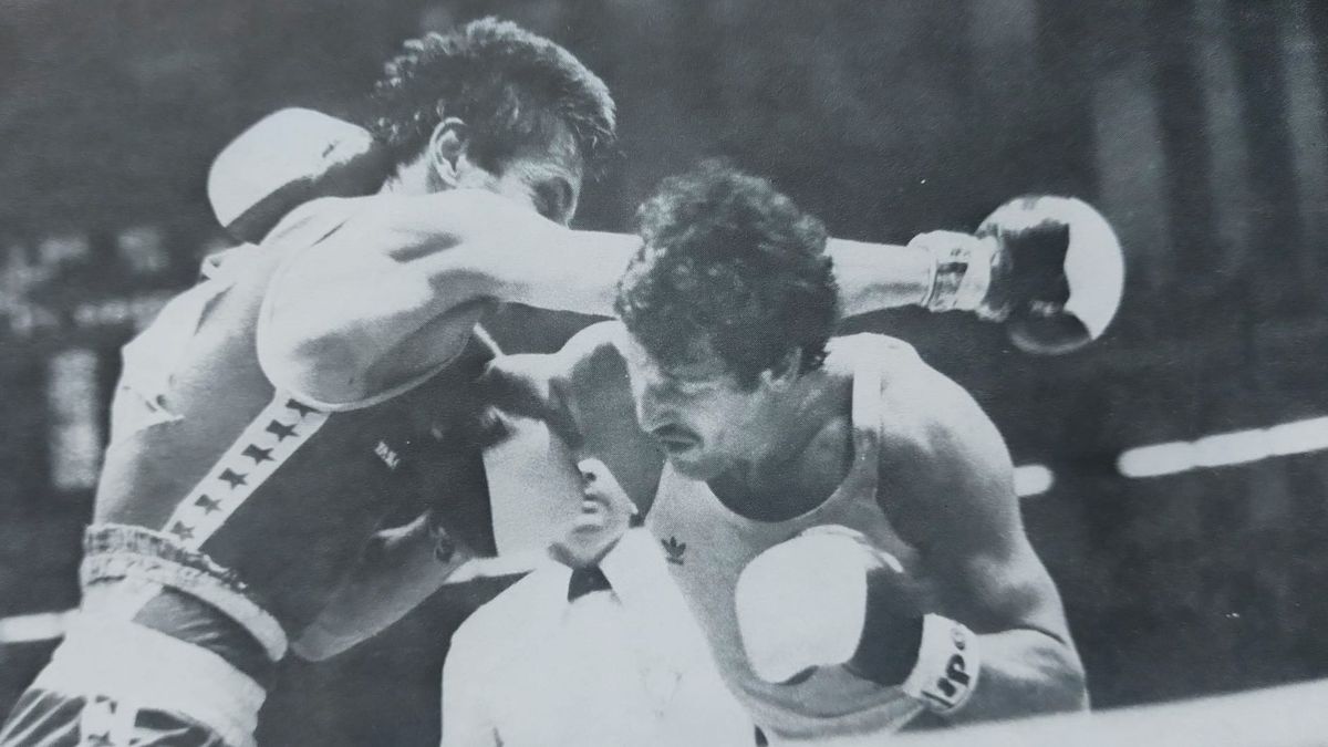 Paweł Skrzecz (z prawej) walczy o tytuł mistrza olimpijskiego