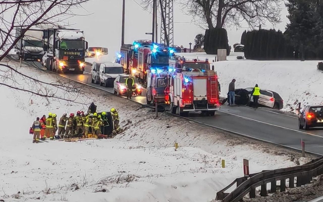 Wypadek na DK 45. Jedna osoba zakleszczona. Akcja ratunkowa