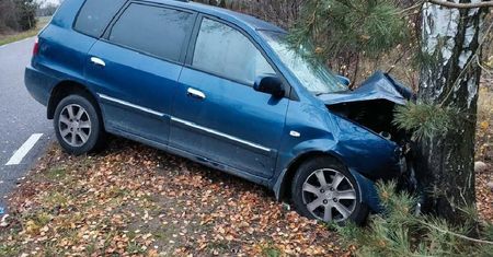 Niebezpieczne wyprzedzanie zakończone wypadkiem. Poszkodowani kierowcy trafili do szpitala