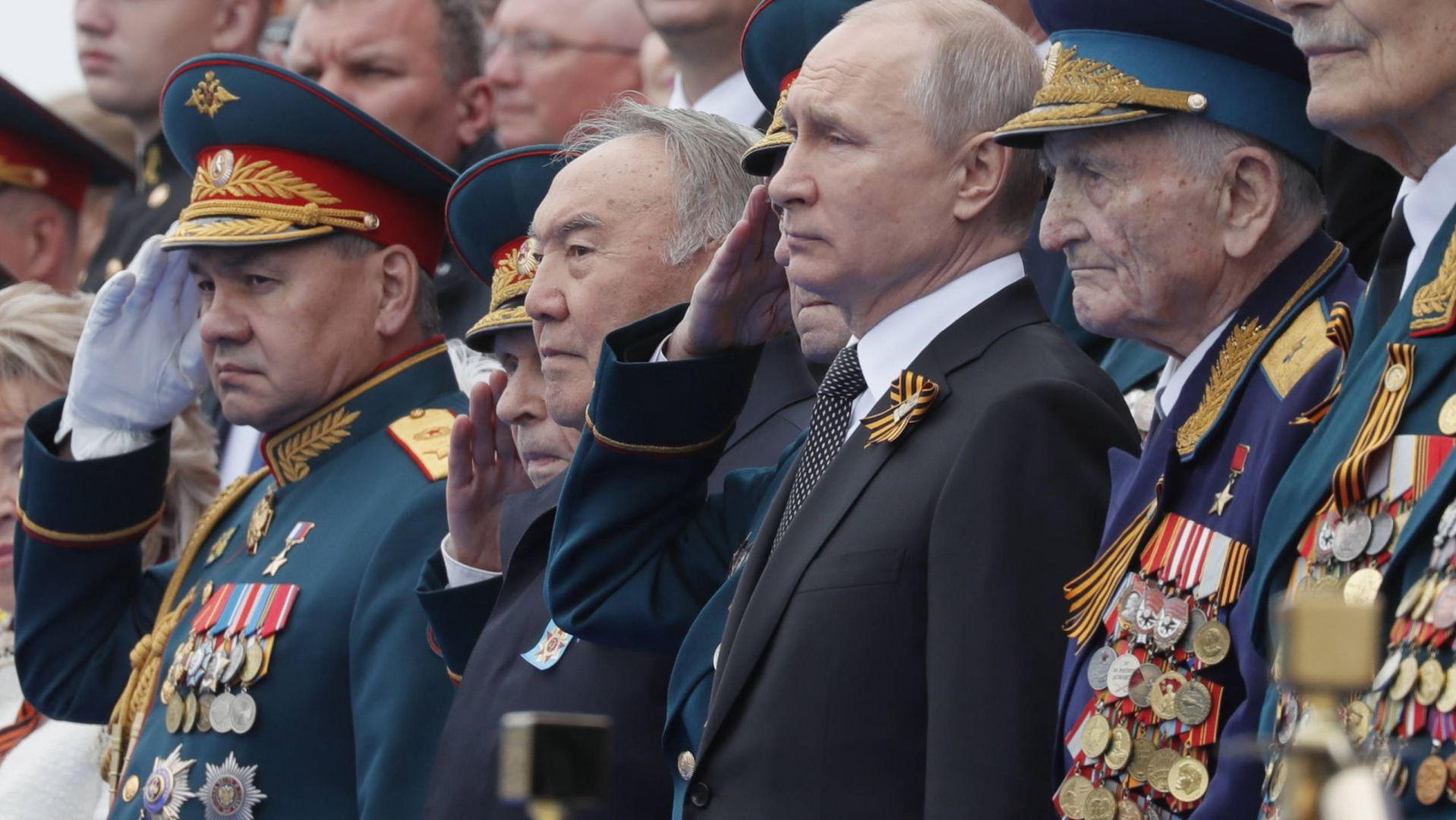 Putin w otoczeniu weteranów, którzy walczyli z hitlerowcami. Dziś  ich wnuczkowie słyszą: "Rosyjski żołnierz, faszysta"