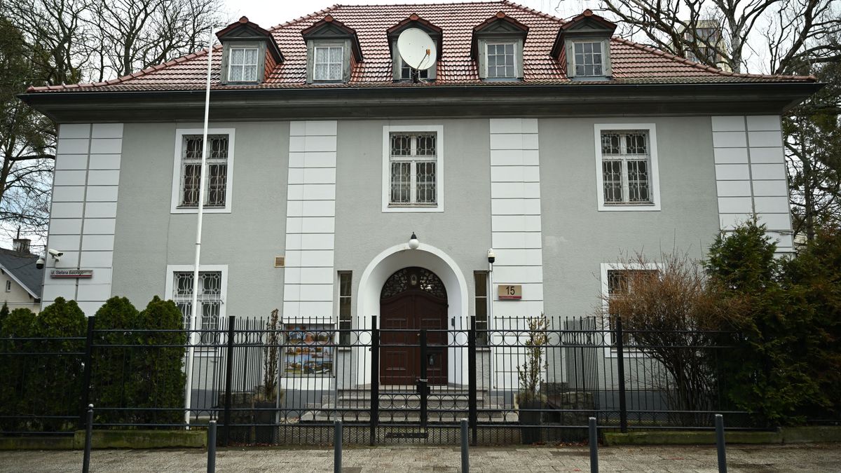 Gdańsk, 23.12.2025. Budynek ostatniego rosyjskiego konsulatu w RP, 23 bm. w Gdańsku. Decyzją ministra spraw zagranicznych RP Radosława Sikorskiego, konsulat Rosji w Gdańsku miał zostać zamknięty 23 bm. Z budynku zniknęła tabliczka informacyjna oraz rosyjska flaga, ale nadal nie opuścili go wszyscy pracownicy. Sprawa ma trafić do sądu. W willi przy ul. Batorego Rosjanie mieli swoją siedzibę od lat 50. ubiegłego wieku. (mr) PAP/Adam Warżawa