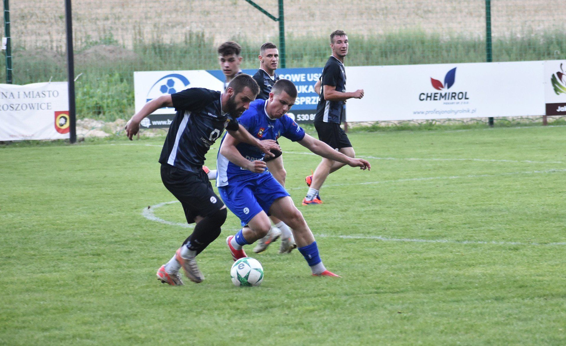 W meczu kontrolnym Płomień Kościelec (niebieskie stroje) zremisował z Nadwiślanką Nowe Brzesko 1:1