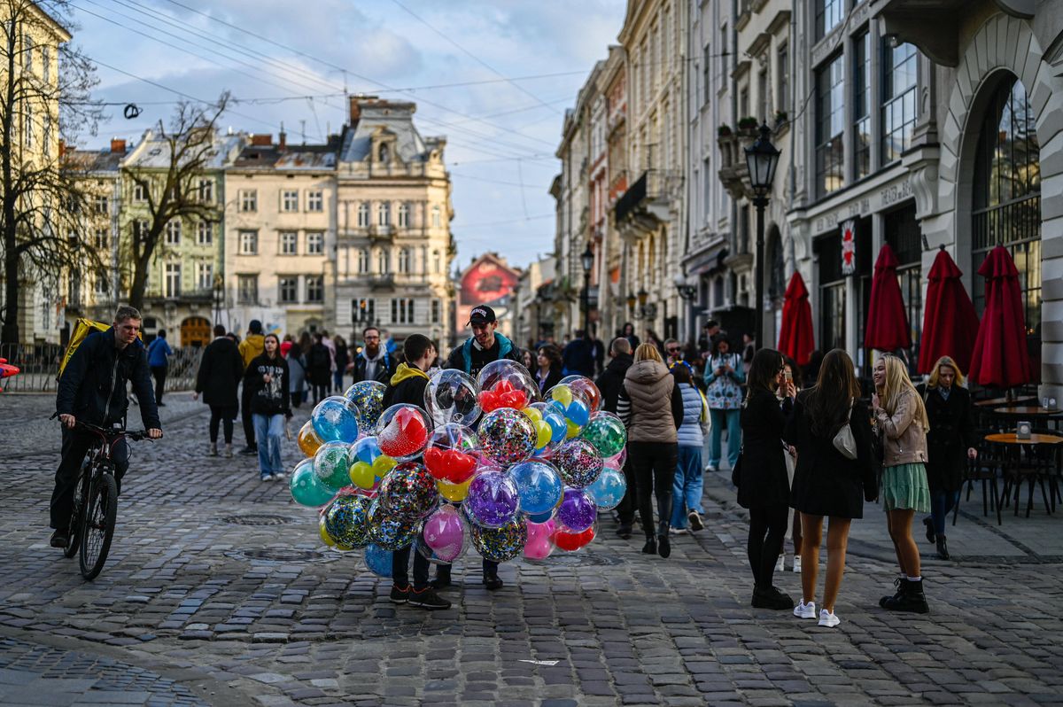 We Lwowie starają się żyć normalnie. Na ulicach można spotkać turystów