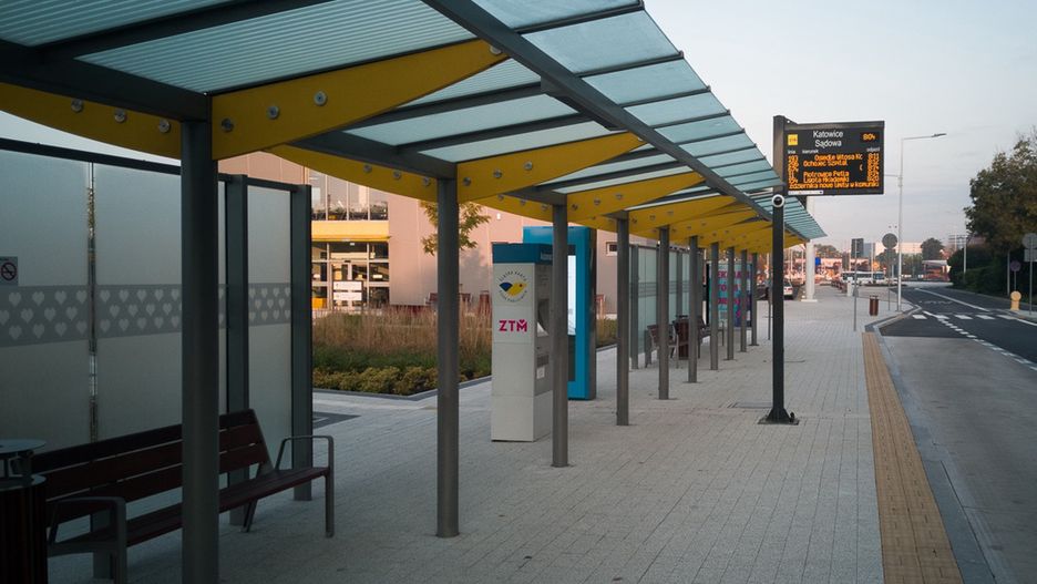 Na elektronicznych tablicach informacji pasażerskiej przy godzinach przyjazdów pojawią się komunikaty o jakości powietrza i zalecanej aktywności.