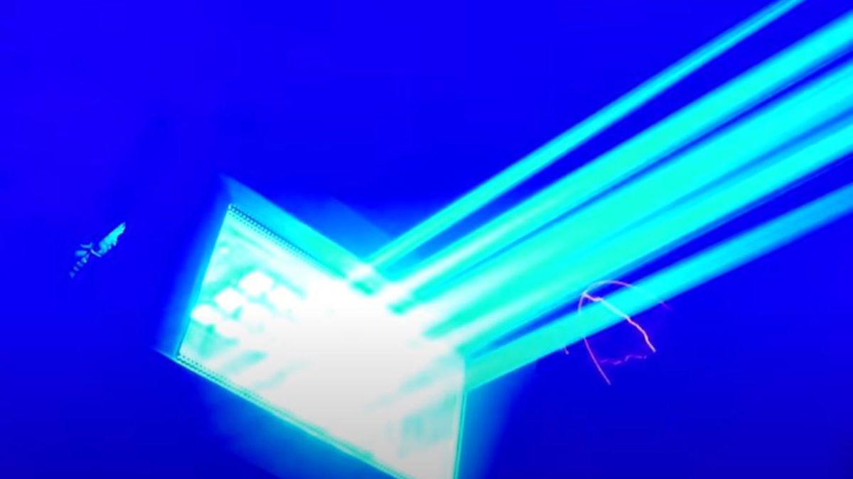 Pomysłowy youtuber. Zrobił laserowy piekarnik z kuchenki mikrofalowej 1