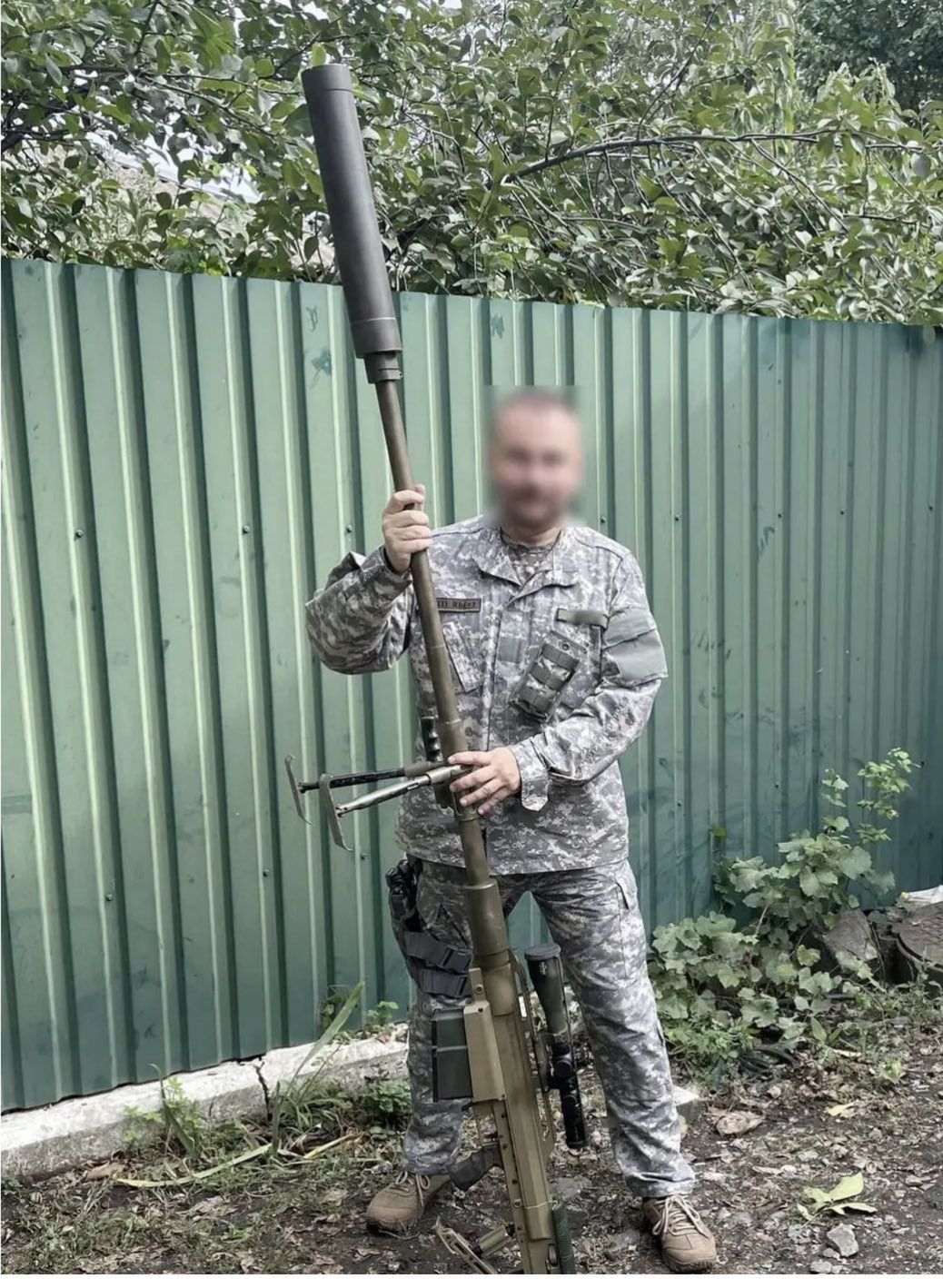 Ukraiński snajper z karabinem Snipex Aligator.