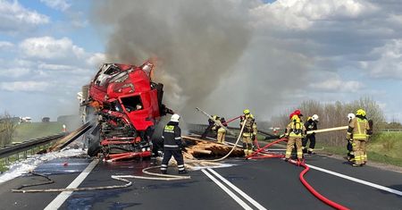 Rzeck. Pożar ciężarówki na DK16. Droga została zablokowana