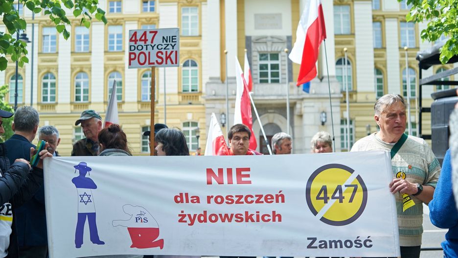 Na zdjęciu: demonstracja zorganizowana przez Stowarzyszenie Marsz Niepodległości w 2019 roku przeciwko amerykańskiej ustawie z 2017 roku o niezwłocznym uczynieniu sprawiedliwości ocalonym z Holocaustu, którym nie zadośćuczyniono ich strat 