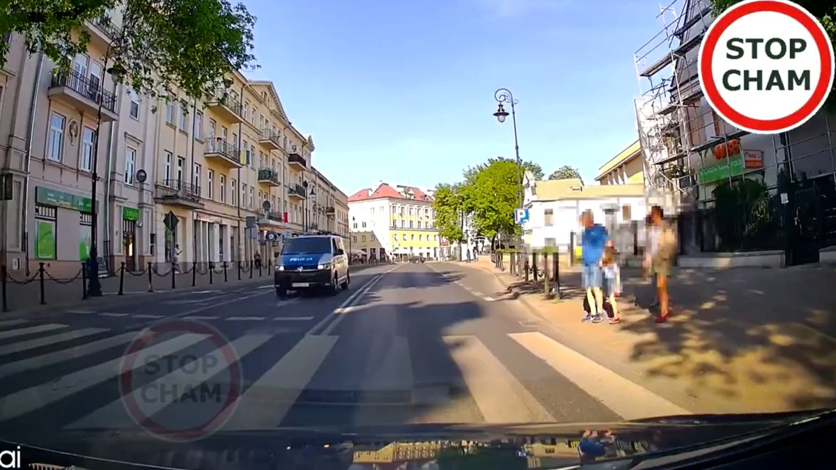 Pokazali, jak policja przejechała przez przejście dla pieszych
