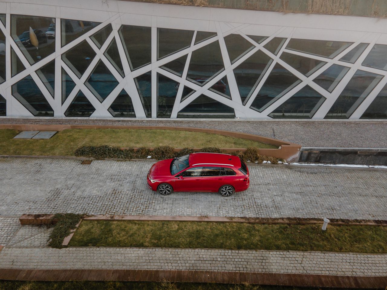 Nowoczesny samochód i nowoczesna architektura pasują do siebie jak ulał