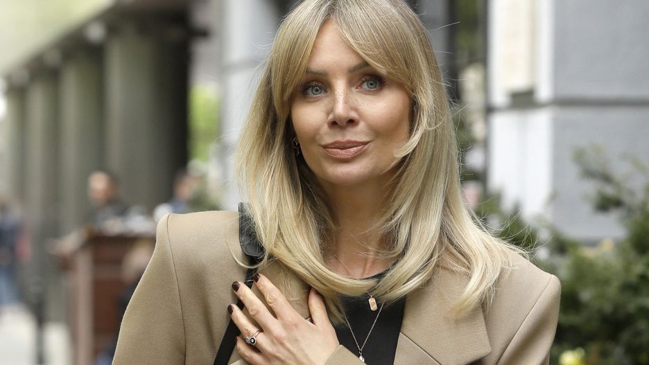 scena z: Agnieszka Woźniak-Starak, SK:, , fot. AKPAGwiazdy DDTVN, maj 2022, grzywka, usta beżowe, makijaż nude, naszyjnik srebrny, Agnieszka Woźniak-Starak