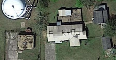 Pokłócił się z Google Maps. Taką wiadomość zostawił na dachu