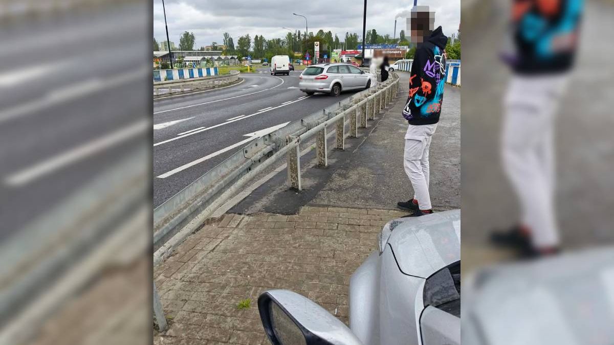 Zderzenie forda z volkswagenem na rondzie przy Makro