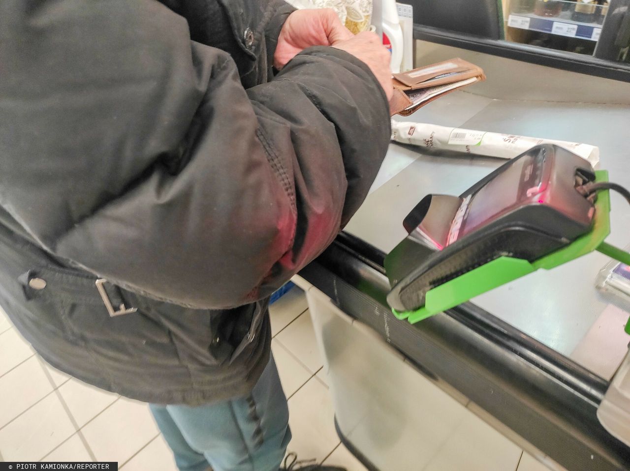 Za buty nie lubimy płacić gotówką. Oto gdzie jeszcze z tego rezygnujemy