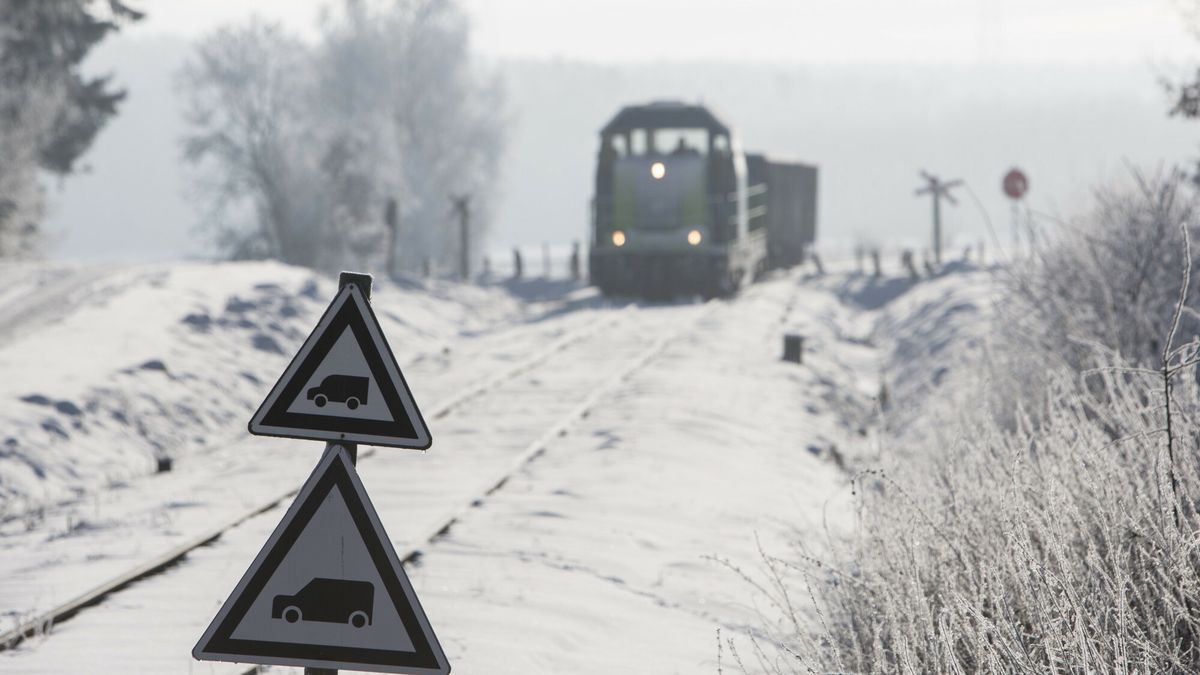 Zalegający śnieg i lód na przejeździe kolejowym (zdjecie ilustracyjne)