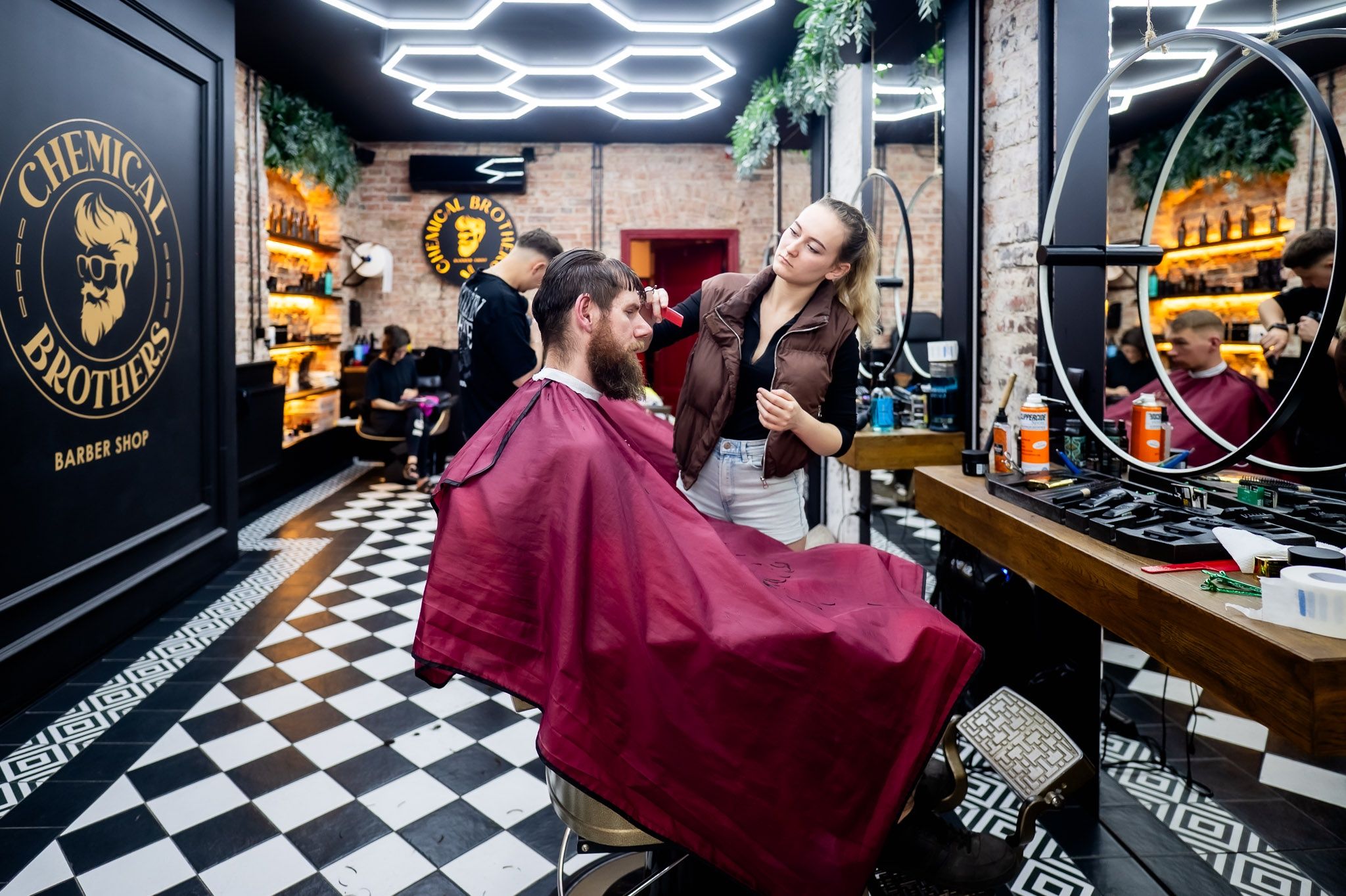 Salon Chemical Brothers przy ulicy Mickiewicza 88
