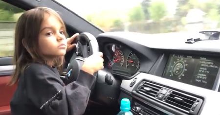 Mała dziewczynka i 700-konne BMW. Tak się rodzi miłość do samochodów