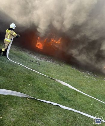 Po służbie zauważył gęsty dym. Policjant pomógł ratować zwierzęta z budynku