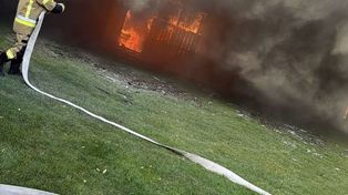 Po służbie zauważył gęsty dym. Policjant pomógł ratować zwierzęta z budynku