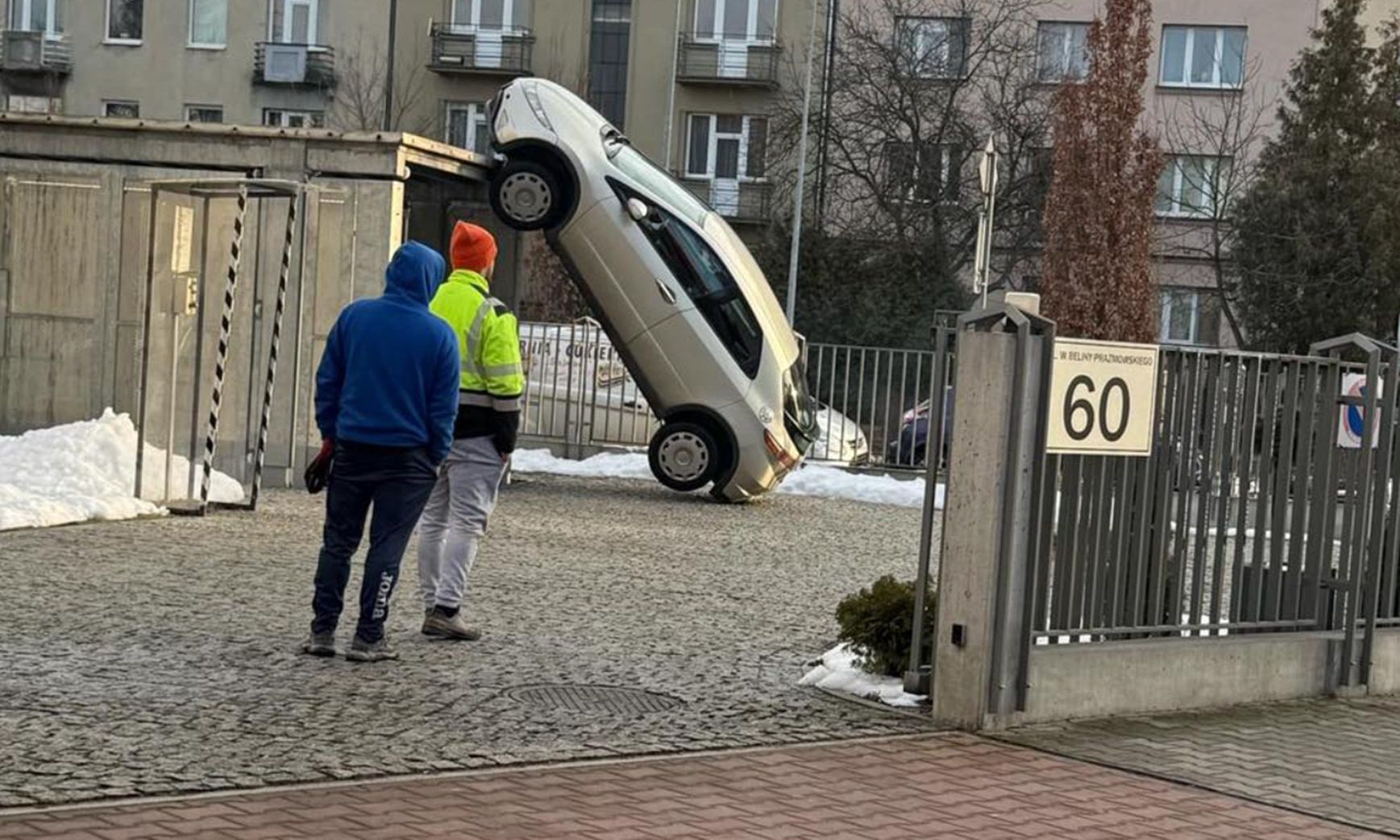 Nietypowe zdarzenie w Krakowie. Samochód stanął w pionie