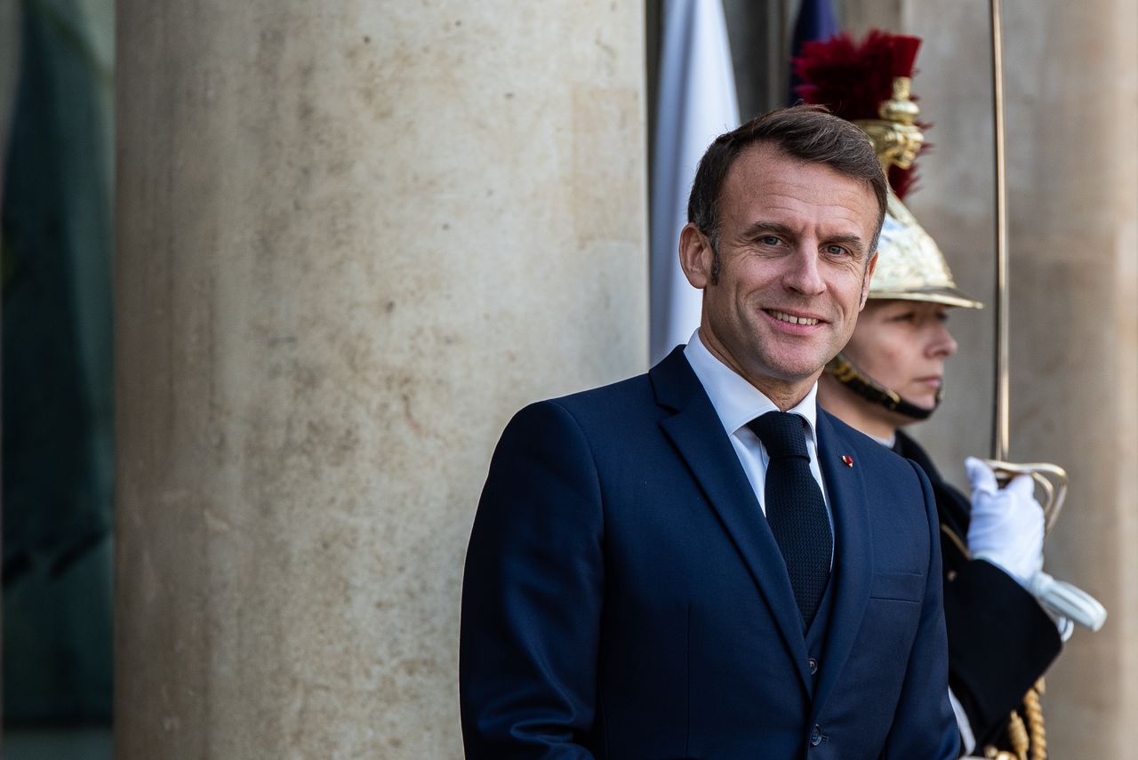 Macron oczekuje upadku rządu? Pałac Elizejski dementuje