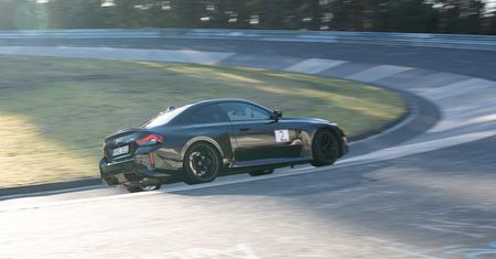 BMW M2 z nowym rekordem Nürburgringu w klasie kompaktów. Poprzednik przegrał z kretesem