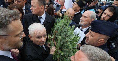 Incydent na miesięcznicy smoleńskiej. Szarpanina i atak statywem
