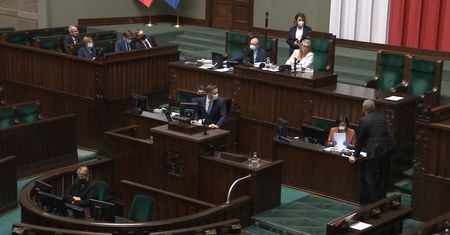 Maseczki. Koronawirus. Starcie Grzegorza Brauna i Małgorzaty Gosiewskiej w Sejmie