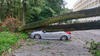 Szkody wyrządzone przez burze a ubezpieczenie. Przed czym chroni polisa OC i AC?