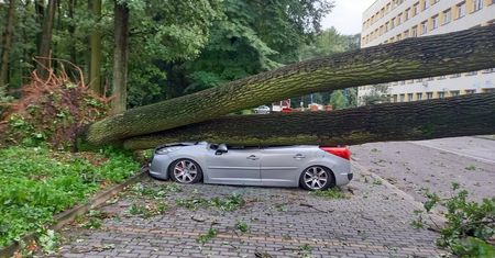 Szkody wyrządzone przez burze a ubezpieczenie. Przed czym chroni polisa OC i AC?