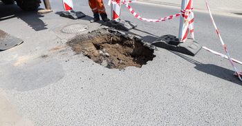 Tuż przy cmentarzu w Olkuszu zapadła się droga. To kolejna szkoda górnicza?