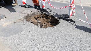 Tuż przy cmentarzu w Olkuszu zapadła się droga. To kolejna szkoda górnicza?
